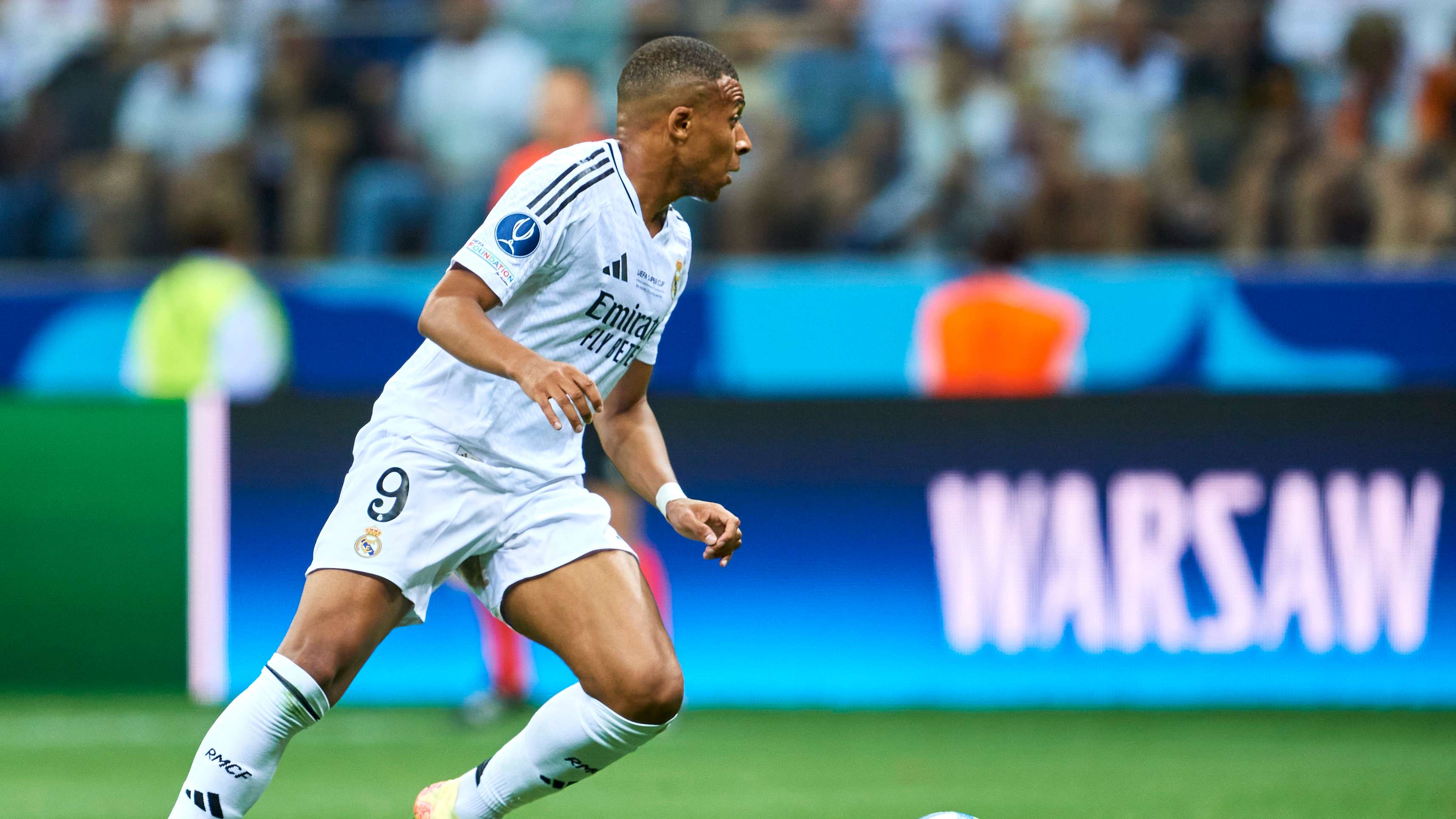 Mbappé em campo com a camisa do Real Madrid.